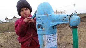 Saracie copil la tara